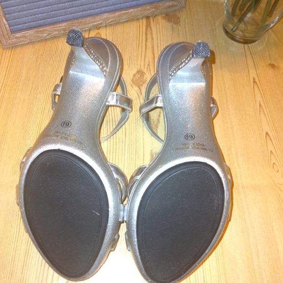 NWOT Lasonia Silver Glitter Strappy Sandal w/ Rhinestone Heel detail Sz. 6.5 - Picture 10 of 13